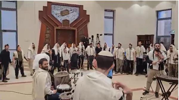 בגלל הגשם, התפילה המוזיקלית שינתה מקום. צפו