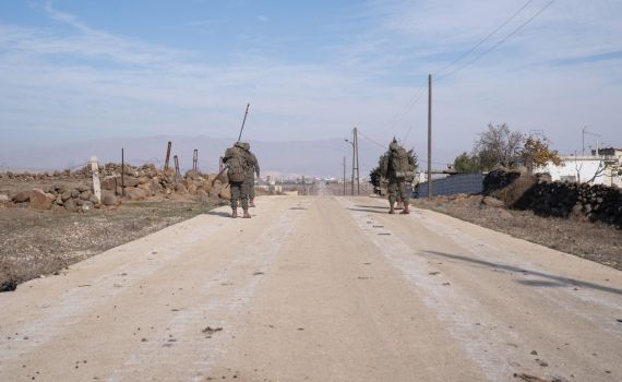 דוהרים לתוך שטח האויב: צפו ברגע הכניסה של כוח הצנחנים לסוריה