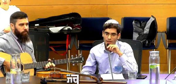 אחרי שנפצע בעזה: הרב ישי אנגלמן בהופעה מרגשת בכנסת. צפו