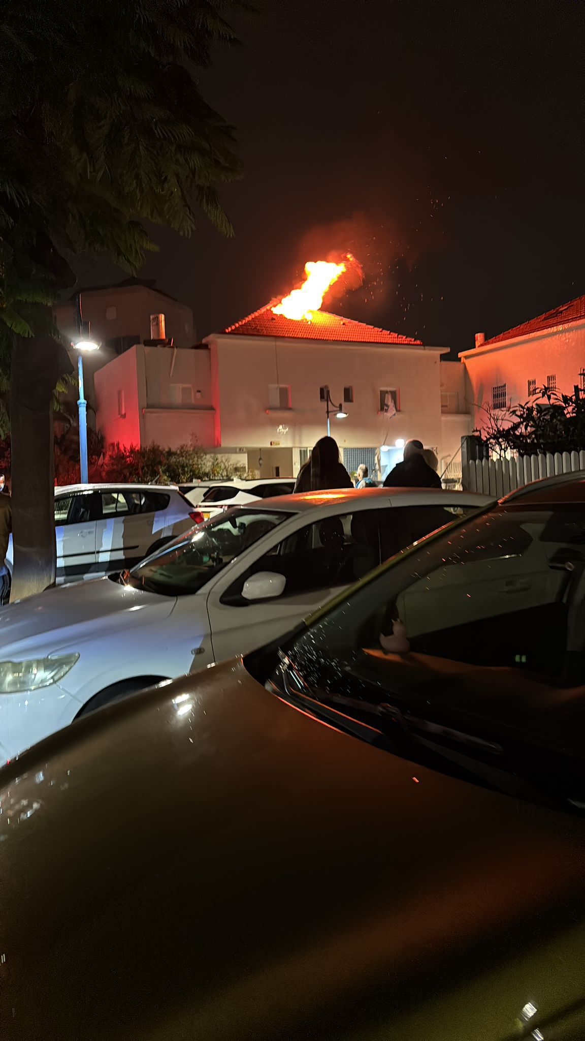 מפגיעת ברק: בית עלה באש ביבנה. צפו