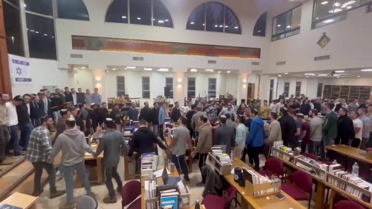 אחרי שחזרו לצפון: ישיבת קריית שמונה הדליקו נר ראשון | צפו