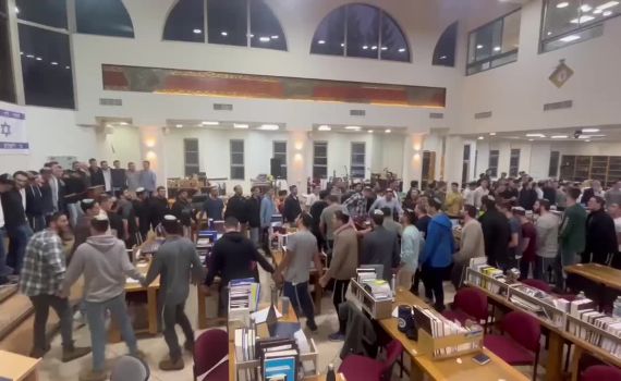 אחרי שחזרו לצפון: ישיבת קריית שמונה הדליקו נר ראשון | צפו