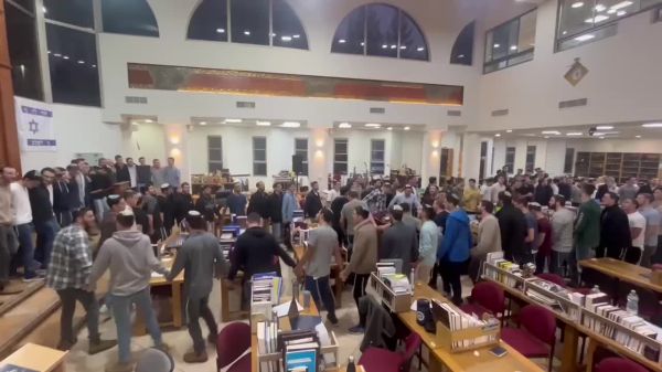 אחרי שחזרו לצפון: ישיבת קריית שמונה הדליקו נר ראשון | צפו