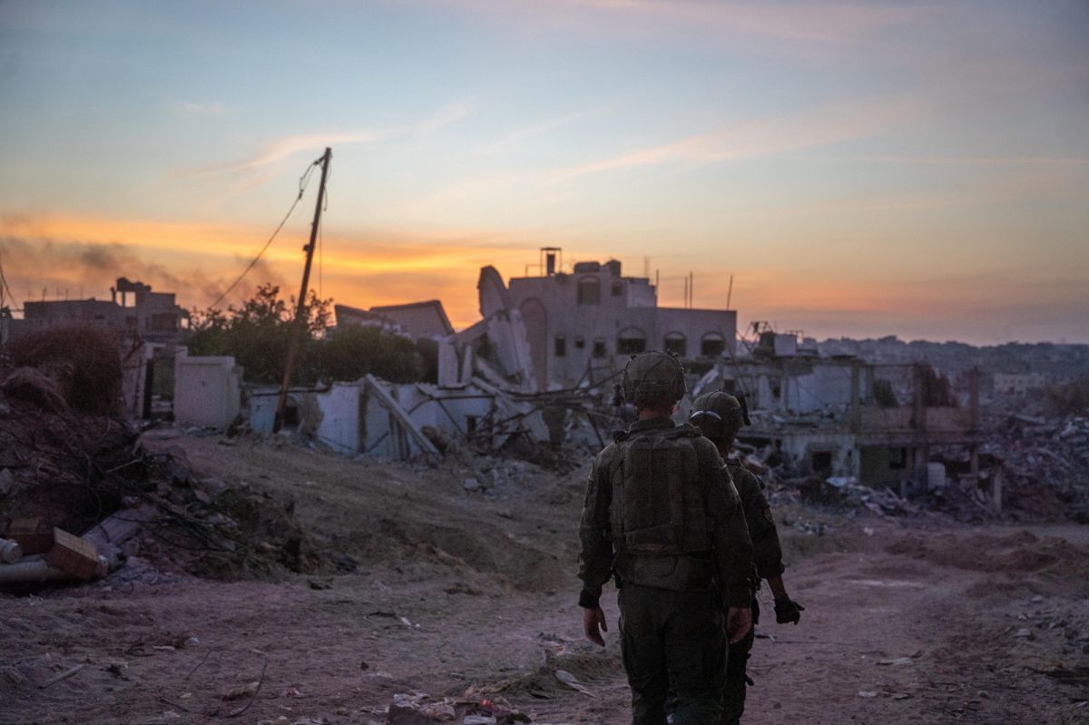 לוחמים הונחו לאסוף זבל בשטח תחת איום צליפה בחאן יונס