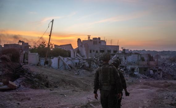 לוחמים הונחו לאסוף זבל בשטח תחת איום צליפה בחאן יונס