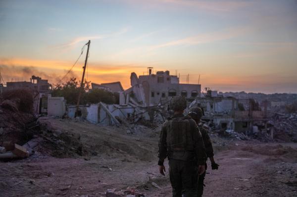 לוחמים הונחו לאסוף זבל בשטח תחת איום צליפה בחאן יונס