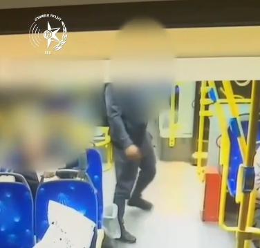 בגלל מבט מאיים: שלף סכין ודקר את 'חברו' במהלך נסיעה באוטובוס