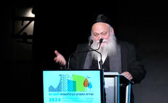 "מפעל חייך זה סרבנות": מפגין צעק והשליך שק על השר גולדקנופף