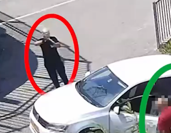 בנשק שלוף: בן 16 הזמין אלקטרוניקה ושדד את השליח