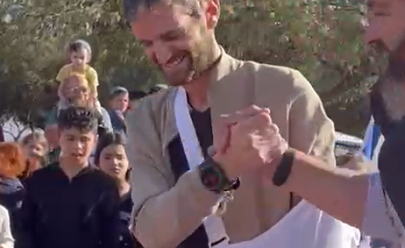 מרגש: הלוחם שנלחם על חייו חזר הביתה | צפו