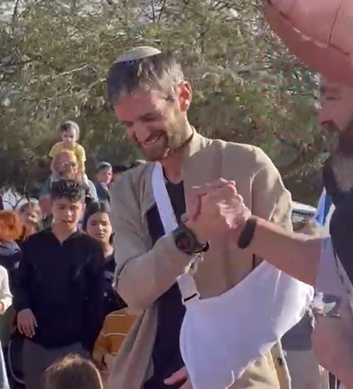 מרגש: הלוחם שנלחם על חייו חזר הביתה | צפו