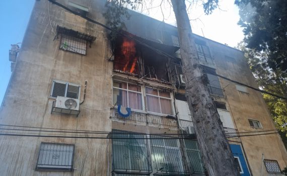 שריפה פרצה בבניין מגורים בחיפה, יש לכודים במקום