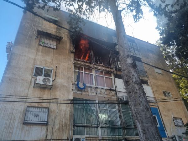 שריפה פרצה בבניין מגורים בחיפה, יש לכודים במקום