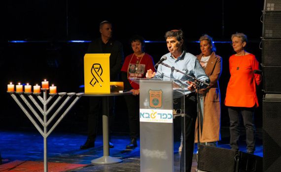 משפחות חטופים הדליקו נר חנוכה בכפר סבא: האור ינצח