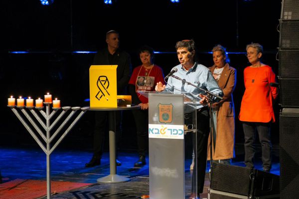 משפחות חטופים הדליקו נר חנוכה בכפר סבא: האור ינצח