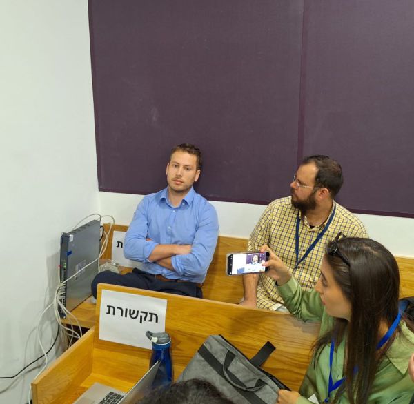 יושב בפינה: בנו של נתניהו הגיע לתמוך בו בעדותו