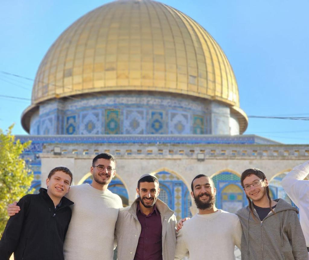 מזל טוב: רגע לפני חתונתו, זה מה שעשה הזמר עוזיה צדוק