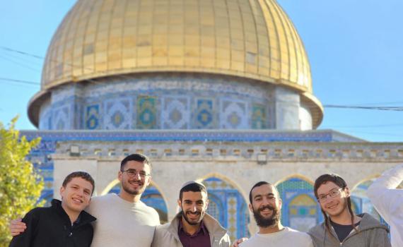 מזל טוב: רגע לפני חתונתו, זה מה שעשה הזמר עוזיה צדוק