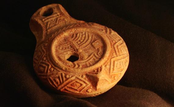 נר שמן נדיר בן כ-1,700 שנה נחשף בחפירות בירושלים