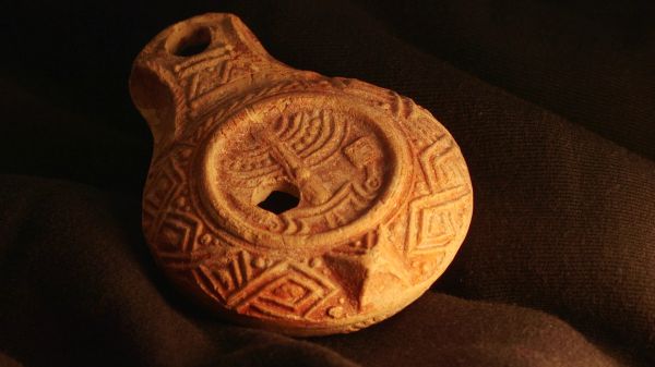 נר שמן נדיר בן כ-1,700 שנה נחשף בחפירות בירושלים