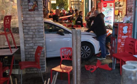 תאונה חריגה: רכב נכנס בתוך חנות פיצה