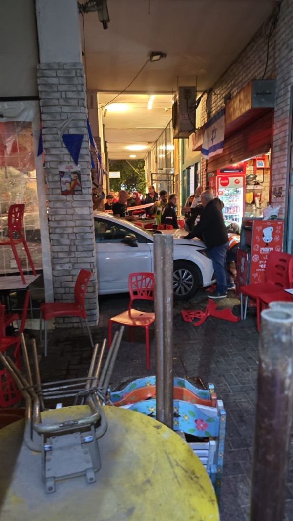 תאונה חריגה: רכב נכנס בתוך חנות פיצה