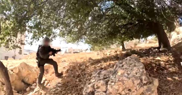 לוחמים מסתערים ומחסלים מחבל מטווח אפס. צפו