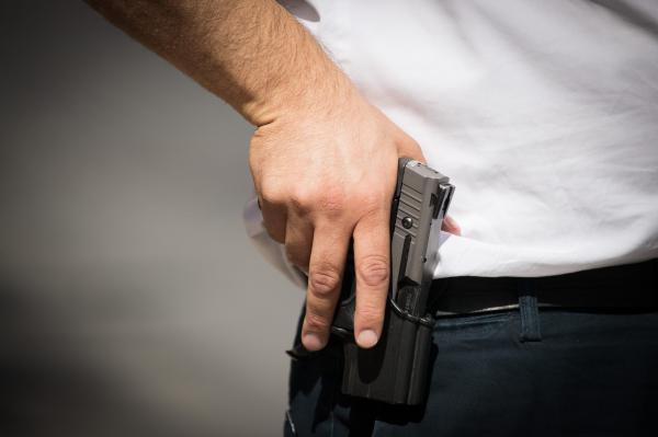 כתב אישום: שוטר לשעבר איים באקדח על חברו