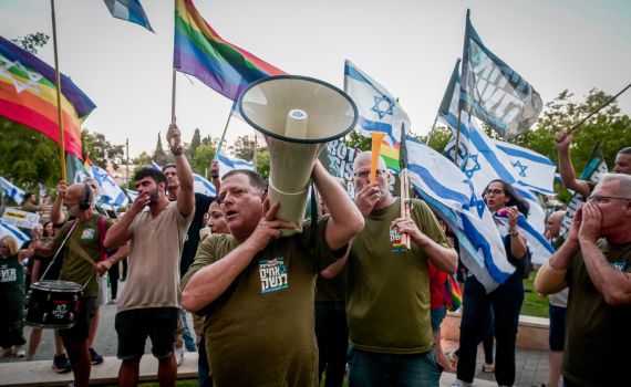 אחים לנשק נגד בית המשפט: "הידרדרות לדיקטטורה"