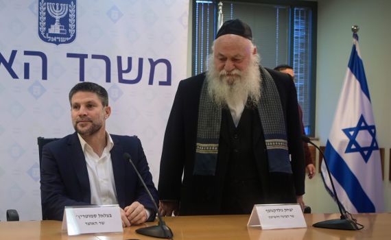 סמוטריץ' עונה לגולדקנופף: "זו מדיניות של מנסור עבאס"