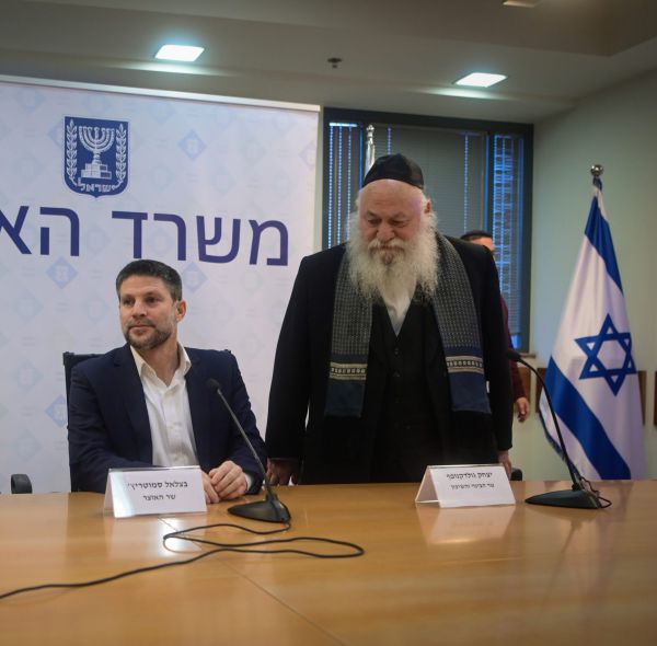 סמוטריץ' עונה לגולדקנופף: "זו מדיניות של מנסור עבאס"