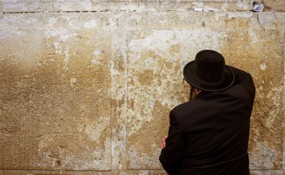 משך בפאות, ירק וגידף: תוך דקות ספורות נעצר