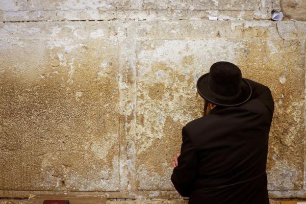 משך בפאות, ירק וגידף: תוך דקות ספורות נעצר