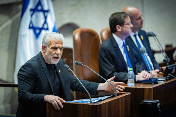 מול נשיא פרגוואי; לפיד עוקץ את נתניהו: ישראל תהיה דמוקרטיה