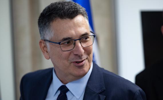 סער מגיב ללפיד: "יודע היטב שמקרים כאלה קרו גם בכהונתו"