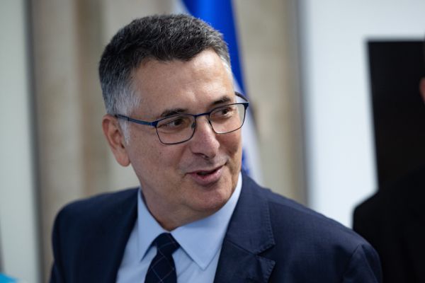 סער מגיב ללפיד: "יודע היטב שמקרים כאלה קרו גם בכהונתו"