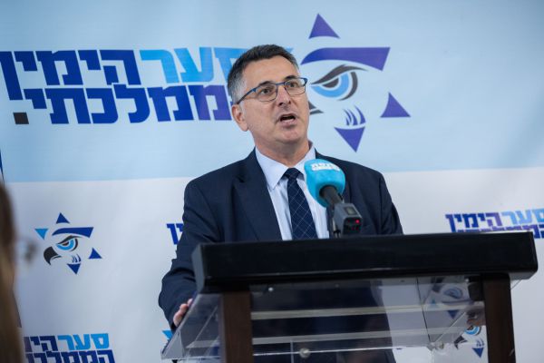 סער על הבקשה להגיש נגדו צו מעצר בינלאומי: "תלונה מגוחכת"