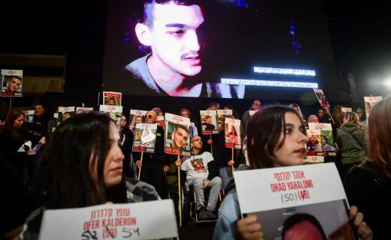 אושר בכנסת: חטופים ומשפחותיהם יהיו מוגנים מפיטורים לחצי שנה