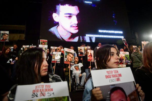 אושר בכנסת: חטופים ומשפחותיהם יהיו מוגנים מפיטורים לחצי שנה