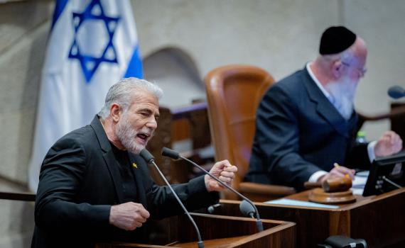 לפיד על מניעת כניסתה של צנגאוקר: "החלטה עלובה ומבזה"