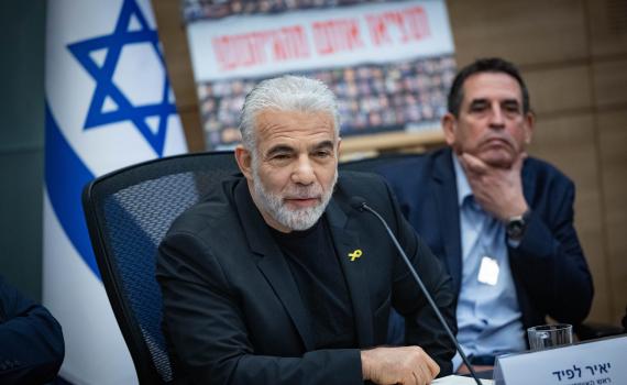 משפחות חטופים ללפיד: אמרת שאתה בעד כל עסקה, מה השתנה?