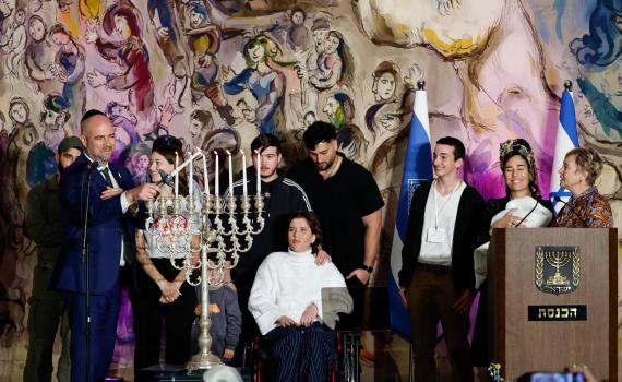 בסימן גבורה: הדלקת הנרות המרגשת עם גיבורי המלחמה בכנסת. צפו