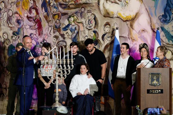 בסימן גבורה: הדלקת הנרות המרגשת עם גיבורי המלחמה בכנסת. צפו