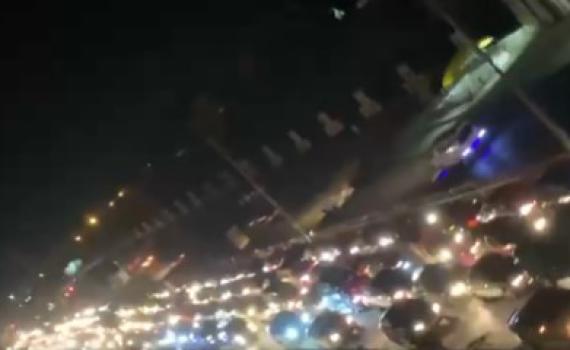 פאניקה בסוריה: המורדים סוגרים על חומס, רבבות נמלטים