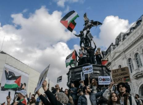 לא מפתיע: המשפיענים האנטישמיים מבכים את נפילת אסד