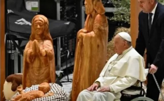 האפיפיור הציג את ישו עטוף בכאפיה, וחזר בו