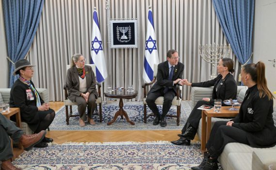 הרצוג נפגש עם אם החטוף: "יש מו"מ מאחור הקלעים לעסקה"