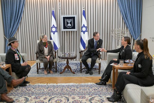 הרצוג נפגש עם אם החטוף: "יש מו"מ מאחור הקלעים לעסקה"