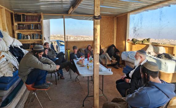 אחרי ההרס: הרב אליקים לבנון בביקור תמיכה בגבעת צור הראל