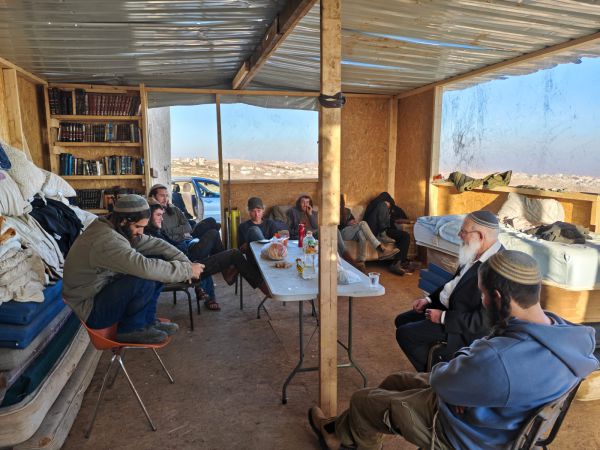 אחרי ההרס: הרב אליקים לבנון בביקור תמיכה בגבעת צור הראל